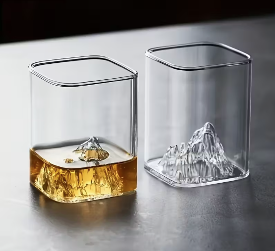 Kvadratinės viskio taurės "Kalnai" (2 vnt. 200 ml)