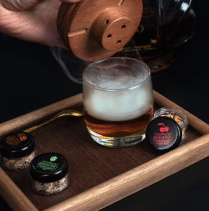 Viskio ir kitų gėrimų rūkymo rinkinys su tamsiai ruda, apvalia, rūkykla ir 5 aromatais