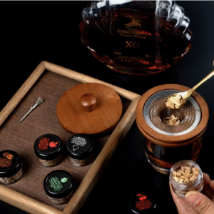 Viskio ir kitų gėrimų rūkymo rinkinys su tamsiai ruda, apvalia, rūkykla ir 5 aromatais