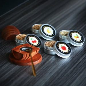 Viskio ir kitų gėrimų rūkymo rinkinys su tamsiai ruda, statinaitės, rūkykla ir 4 aromatais