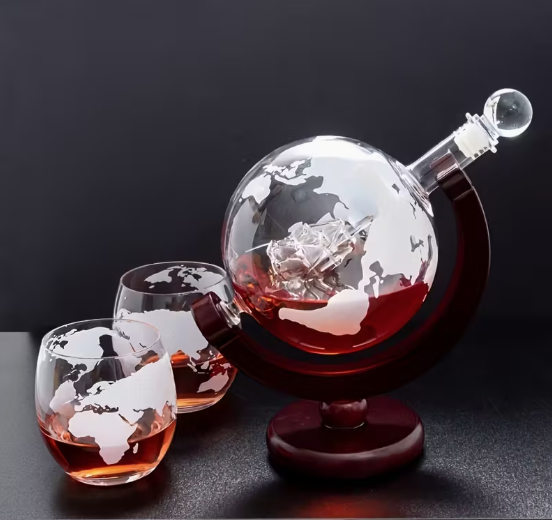 Unikalus rinkinys - išskirtinio dizaino butelis su stoveliu + 2 taurės.