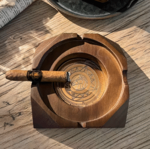 Medinė, tamsiai ruda, peleninė cigarams