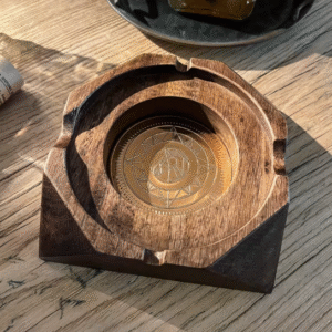 Medinė, vintažinio stiliaus,  peleninė cigarams