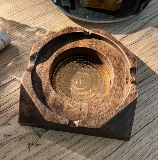 Medinė, vintažinio stiliaus, peleninė cigarams