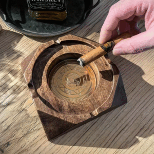 Medinė, vintažinio stiliaus,  peleninė cigarams