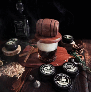 Viskio ir kitų gėrimų rūkymo rinkinys su tamsiai ruda, statinaitės, rūkykla ir 6 aromatais