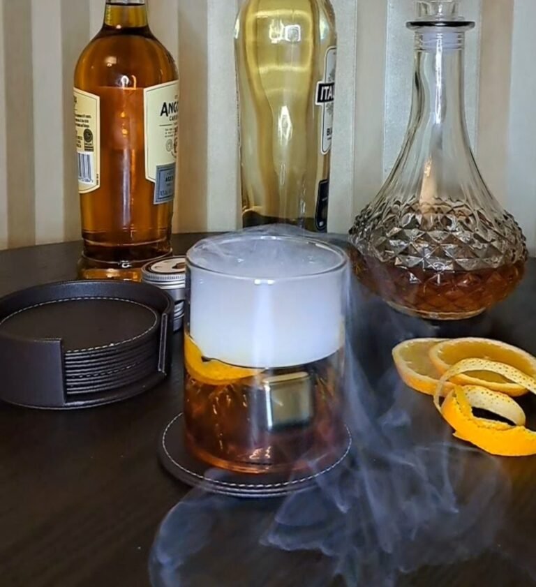 Read more about the article Smokey Cherry Manhattan – klasikinis „Manhattan“ su vyšnios poskoniu ir švelniu dūmu – prabangos ir rafinuotumo derinys