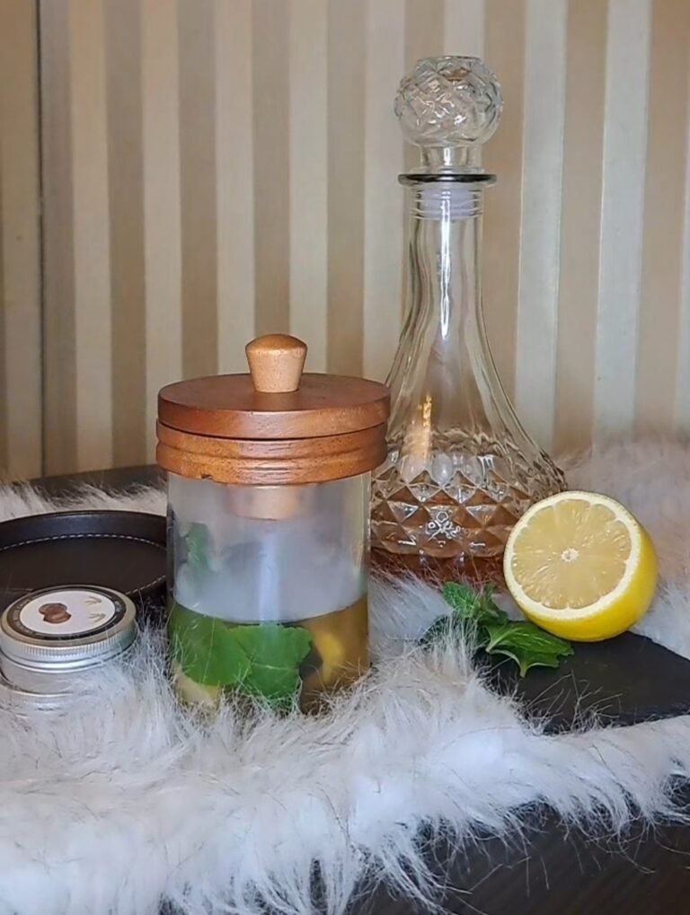 Read more about the article Honey Smoke Smash – kokteilis su mėtos ir medaus natomis