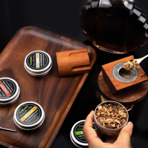 Viskio ir kitų gėrimų rūkymo rinkinys su revolverio dėtuvės formos rūkykla ir 4 aromatais